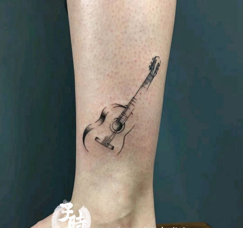 吉他纹身图片_腿部欧美原创成品纹身图案