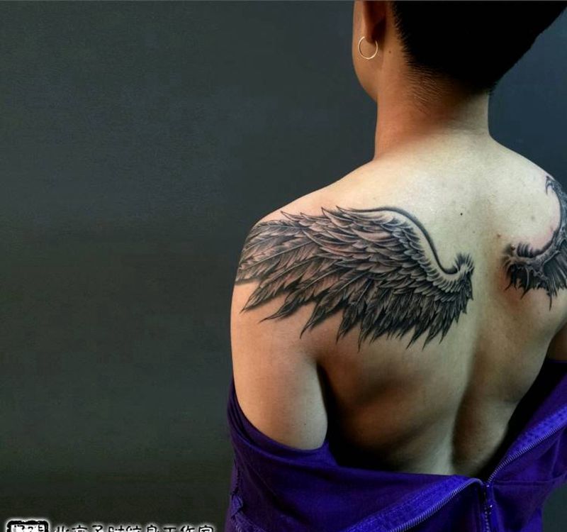 天使魔鬼纹身图片_肩部欧美写实纹身图案