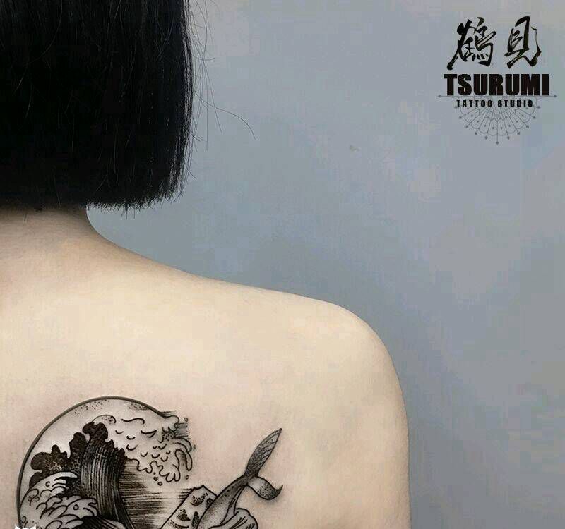 鹤见原创私人定制刺青【浪】纹身图片_背部清新原创成品手稿纹身图案