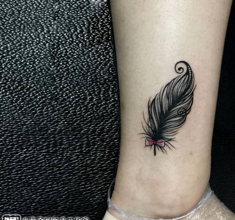 羽毛纹身图片_腿部纹身图案