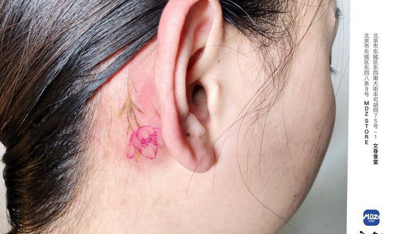 花纹身图片_颈部水彩纹身图案