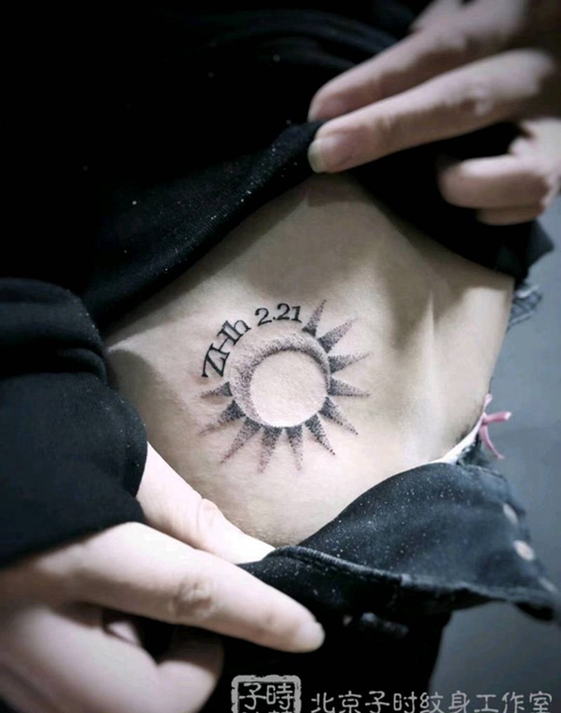 日月纹身图片_腰部点刺纹身图案