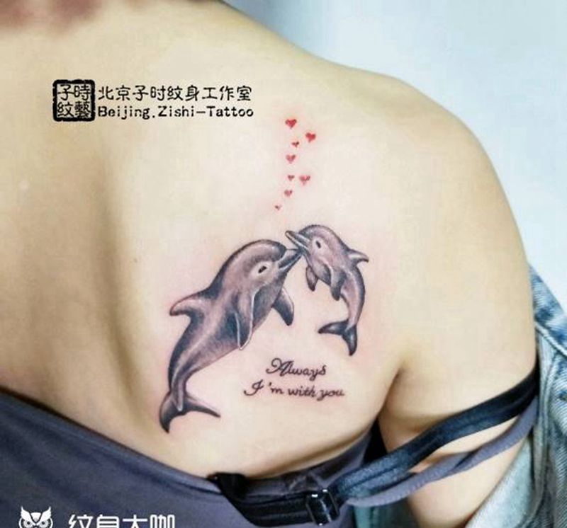 海豚纹身图片_肩部欧美写实纹身图案