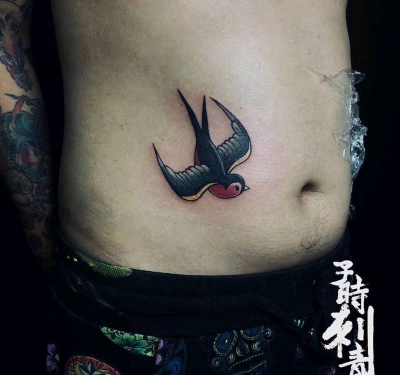 燕子纹身图片_腰部Old School纹身图案