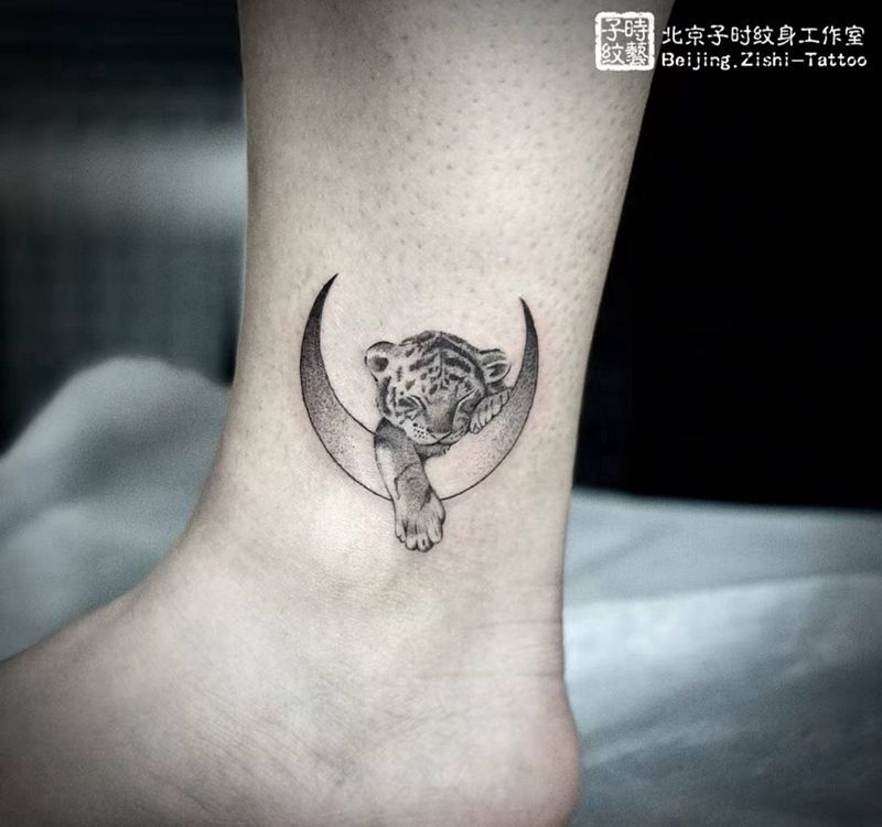 小老虎纹身图片_腿部月牙小老虎纹身图案