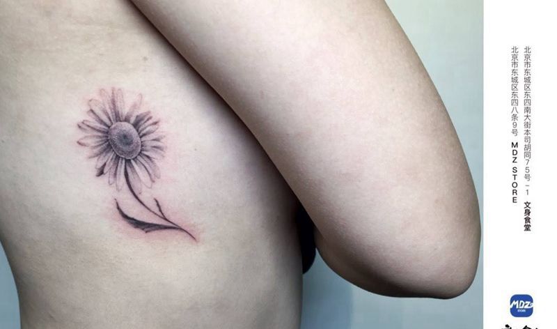 向日葵纹身图片_胸部点刺纹身图案