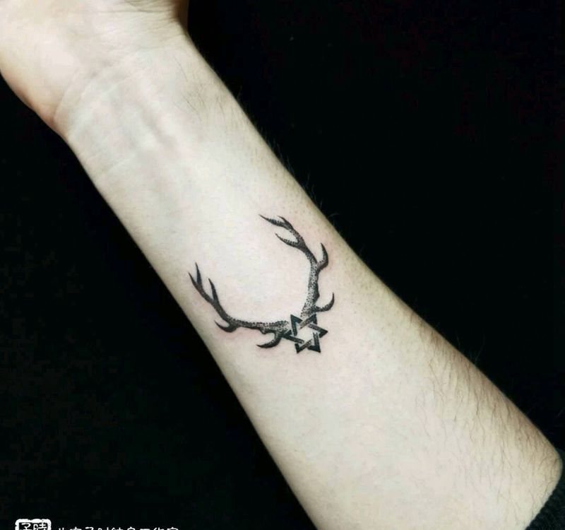 鹿角纹身图片_手臂点刺几何纹身图案