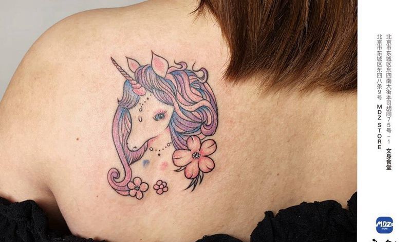 独角兽纹身图片_肩部水彩纹身图案