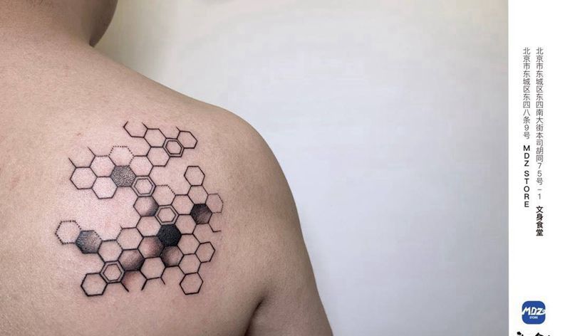 无标题纹身图片_背部几何纹身图案