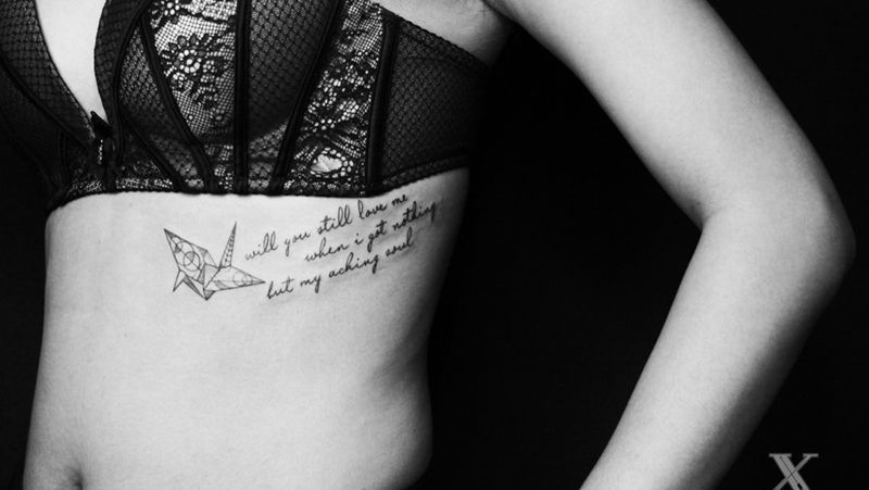 纸鸢纹身图片_成品腰部清新字符花体字千纸鹤纹身图案