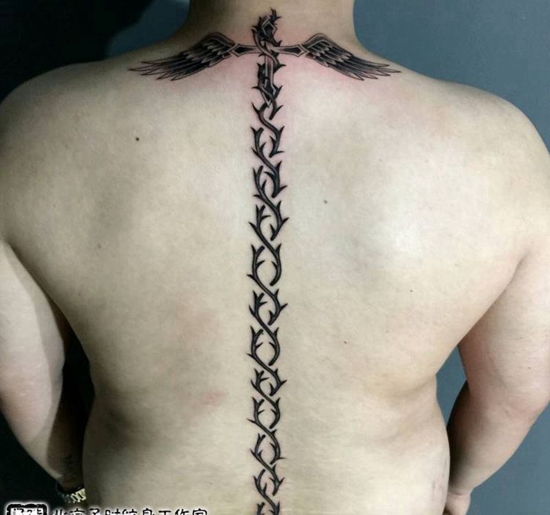 嘴炮同款纹身图片_背部图腾纹身图案