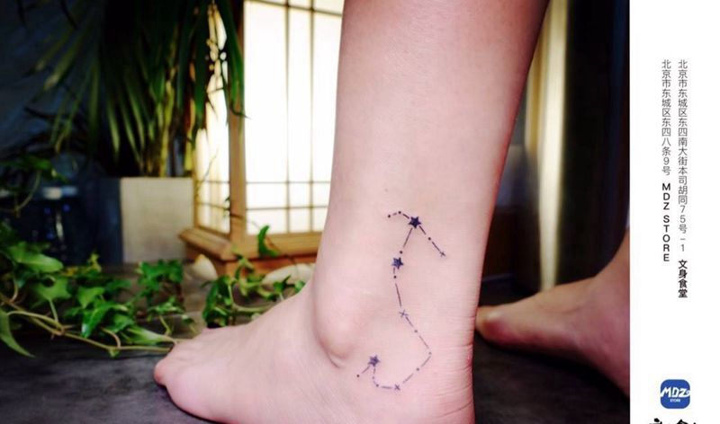 天蝎座纹身图片_脚部线构纹身图案