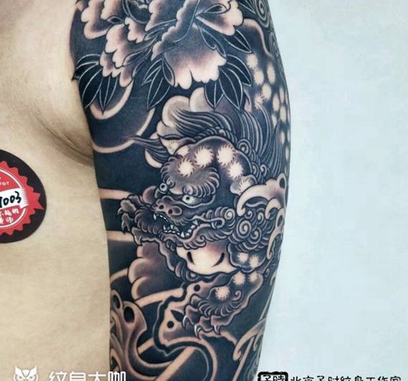 唐狮戏牡丹纹身图片_手臂老传统纹身图案