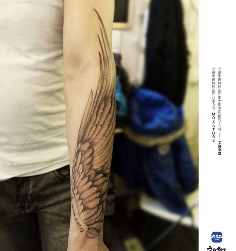 翅膀纹身图片_手臂写实纹身图案