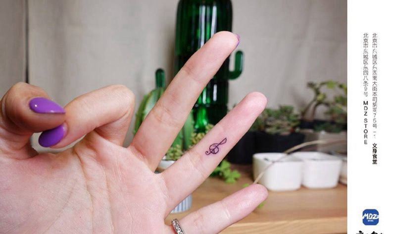 音符纹身图片_手部线构纹身图案