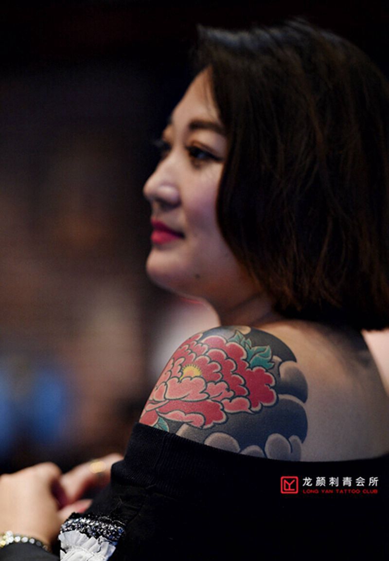 花臂女神纹身图片_手臂老传统花臂牡丹日式风格花臂女神纹身图案