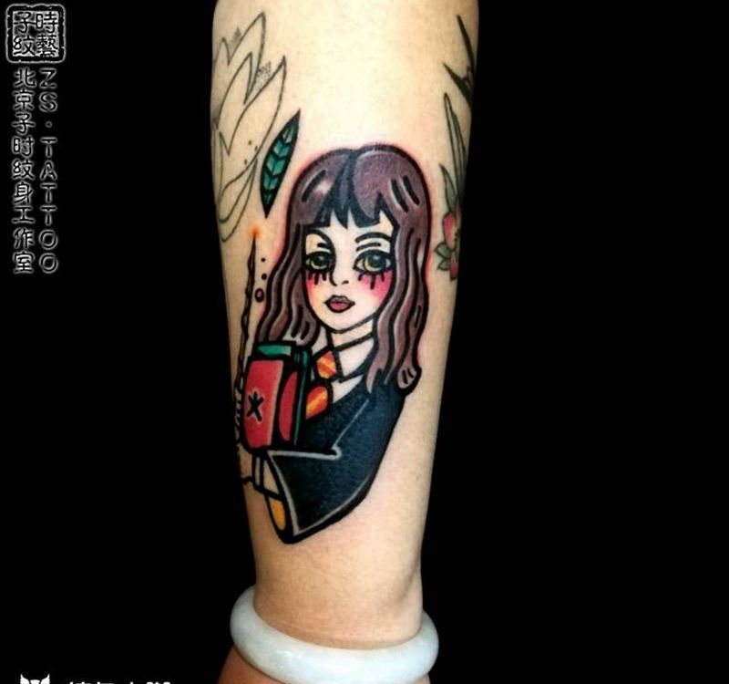 女孩纹身图片_手臂Old School纹身图案