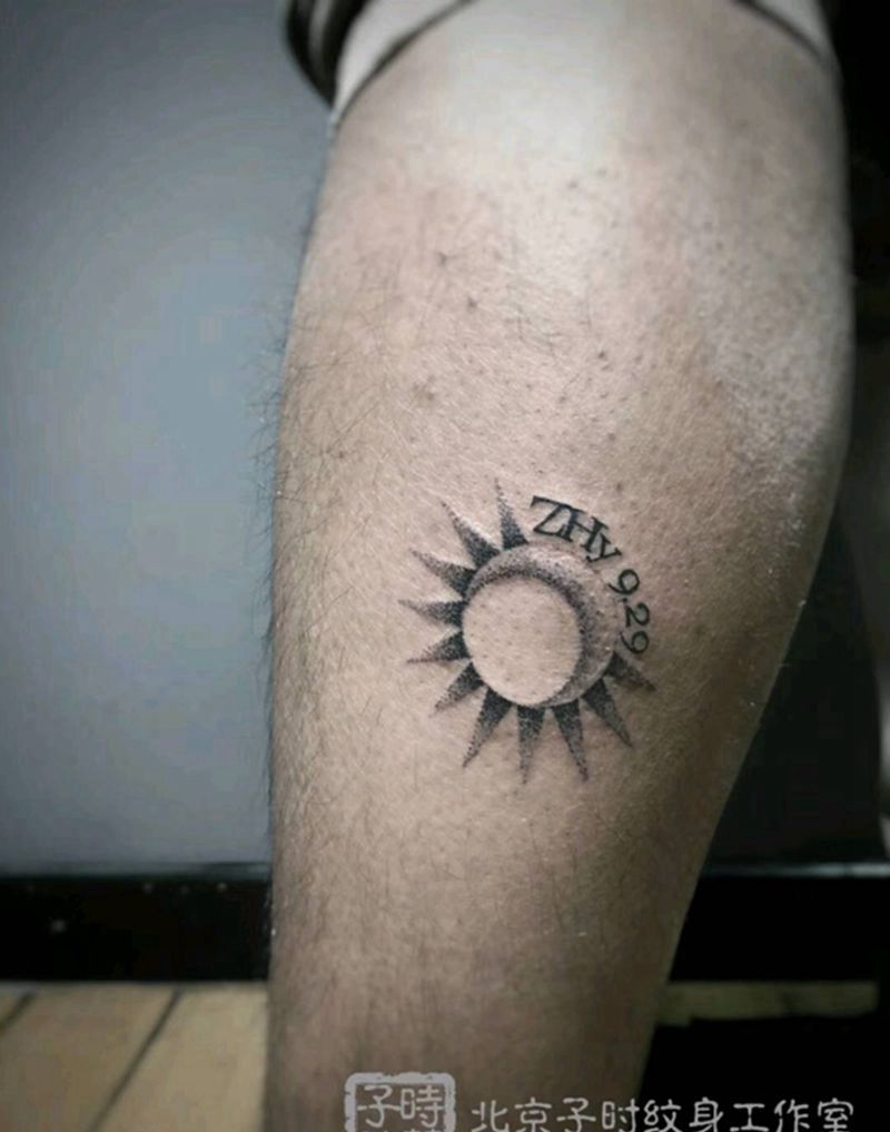 日月纹身图片_腿部点刺纹身图案