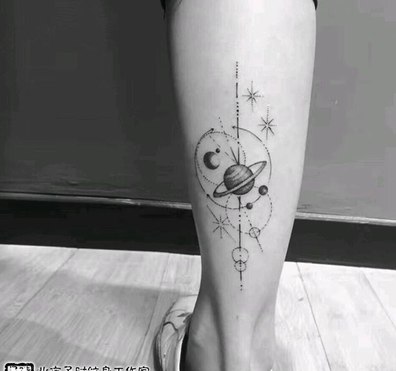 宇宙纹身图片_腿部点刺几何纹身图案