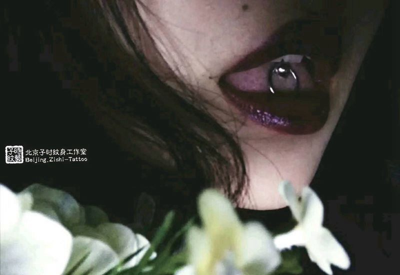 舌钉纹身图片_