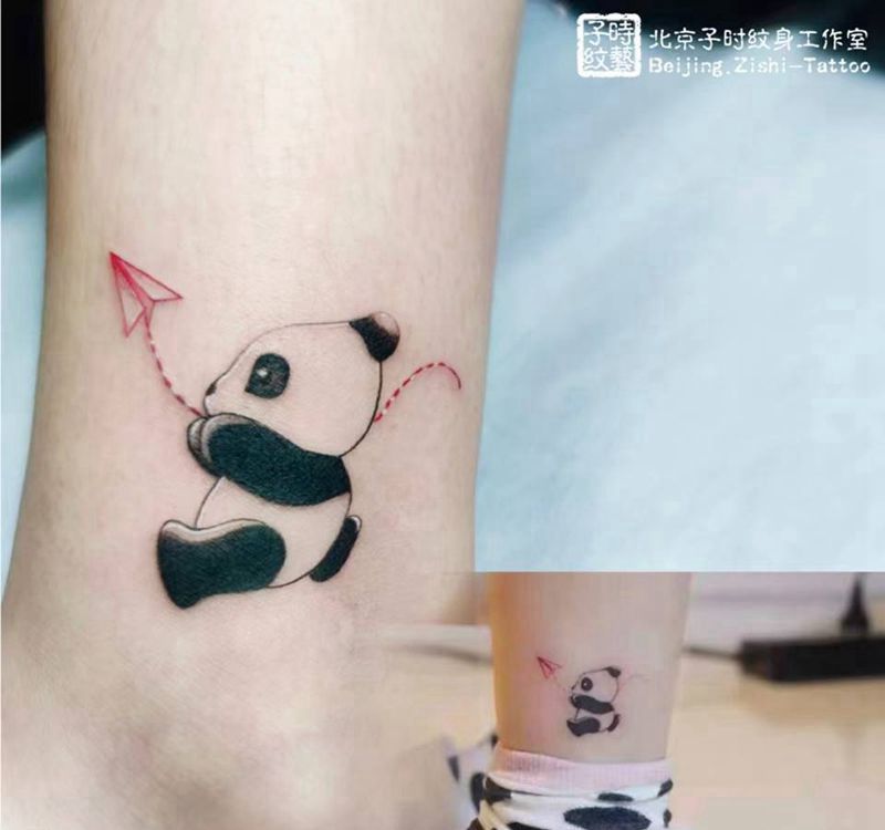 小熊猫纹身图片_腿部纸飞机小熊猫可爱纹身图案