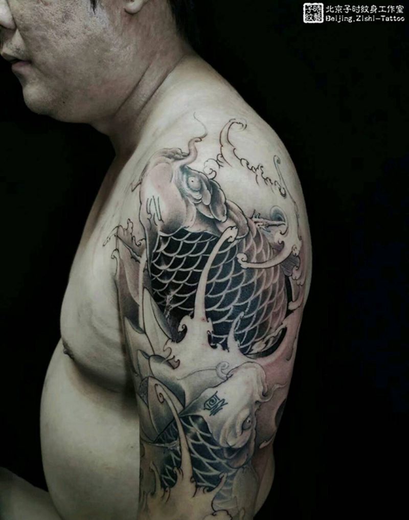 锦鲤纹身图片_手臂新传统纹身图案