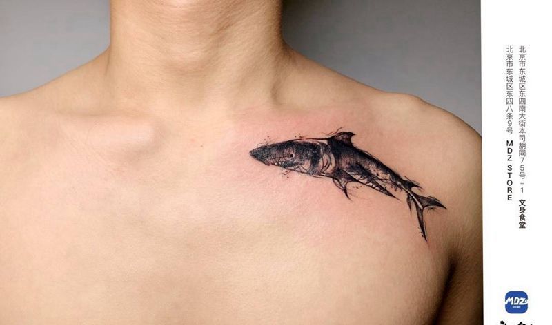 遮盖纹身图片_胸部线构纹身图案