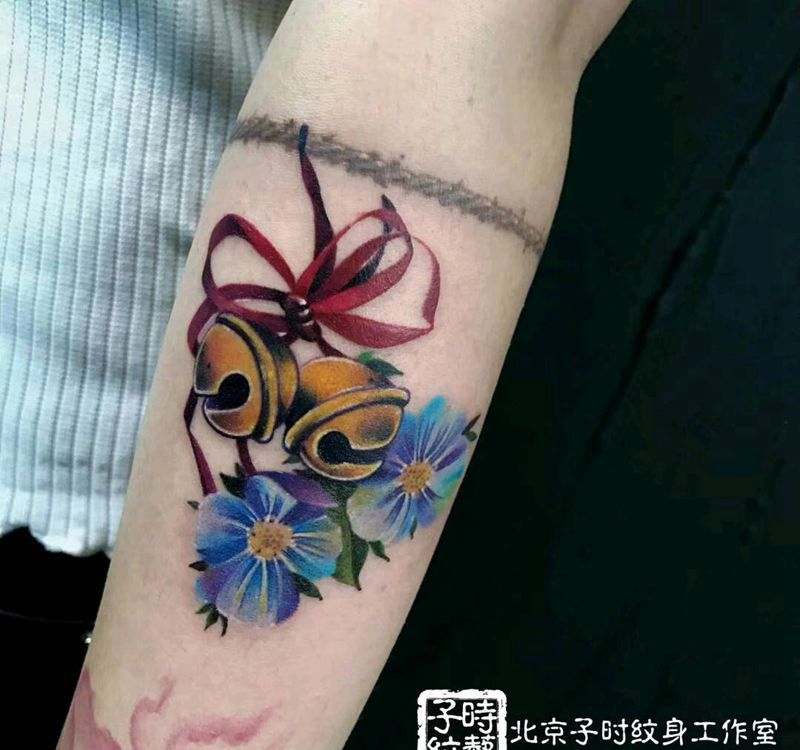 铃铛纹身图片_手臂Old School纹身图案