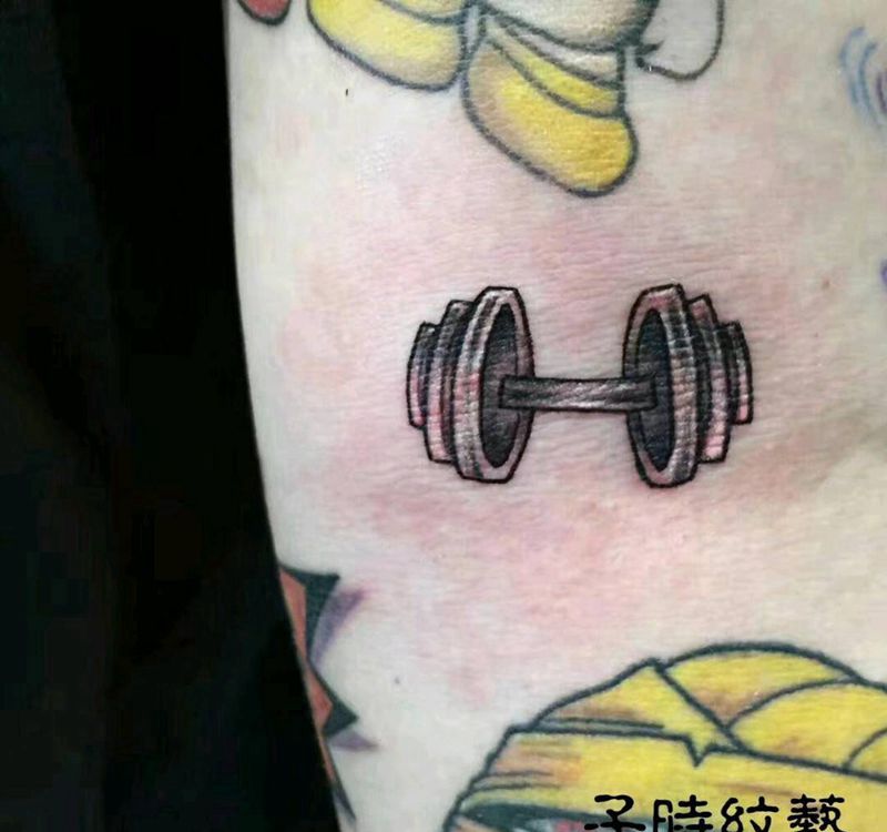 杠铃纹身图片_手臂Old School纹身图案