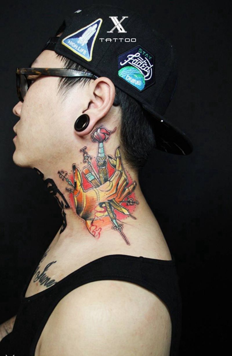 握笔的手纹身图片_成品颈部欧美school纹身图案