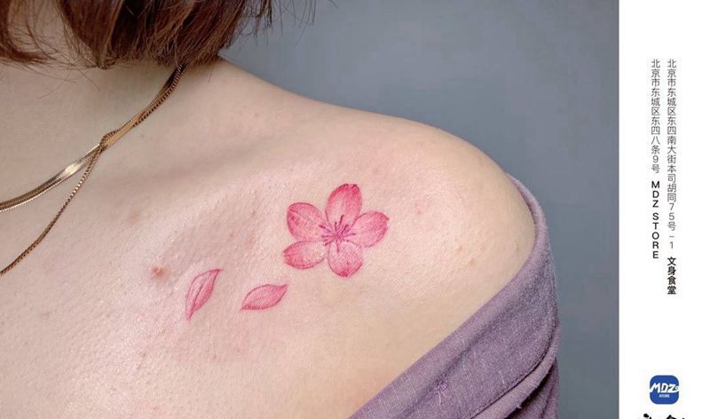 花瓣纹身图片_肩部水彩纹身图案