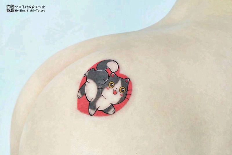 可爱的小萌猫纹身图片_臀部水彩纹身图案