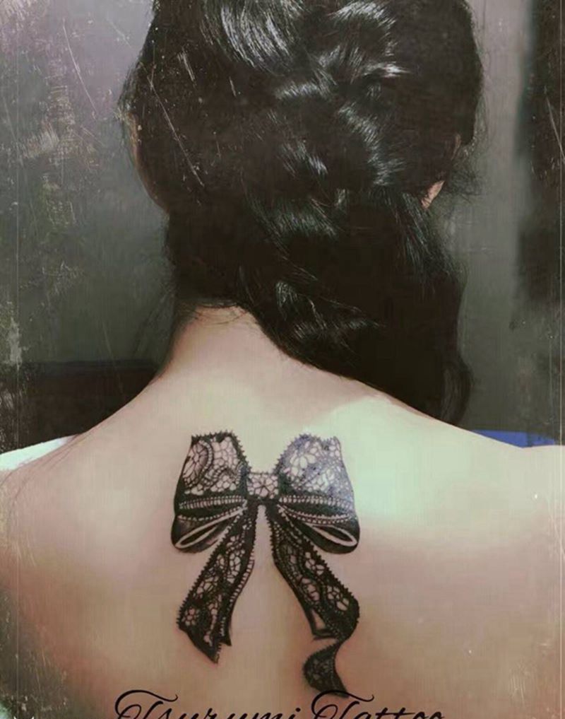 蝴蝶结纹身图片_成品背部静物纹身图案