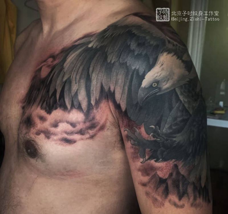 写实风格 老鹰纹身图片_胸部欧美写实老鹰纹身图案