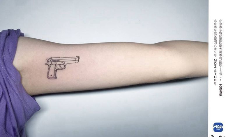 手枪纹身图片_手臂New School纹身图案