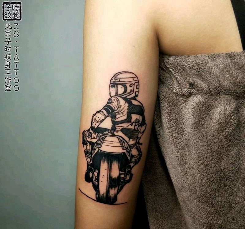 机车女孩纹身图片_手臂点刺几何纹身图案