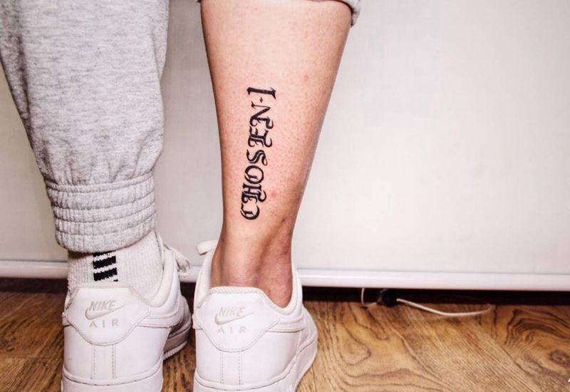 无标题纹身图片_腿部花体字纹身图案