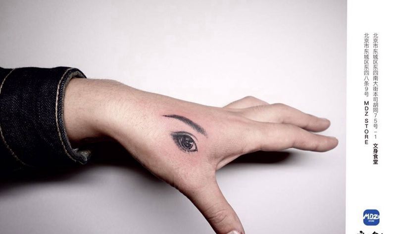 眼睛纹身图片_手部写实纹身图案