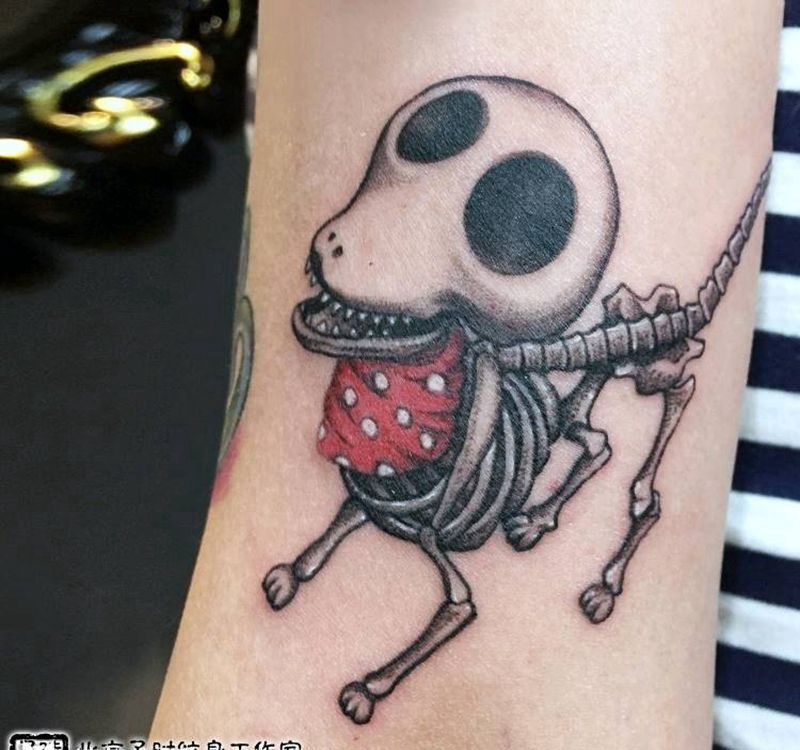 骷髅狗纹身图片_手臂Old School点刺纹身图案