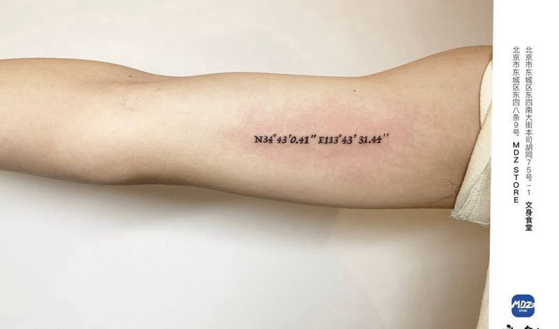 坐标纹身图片_手臂数字英文纹身图案