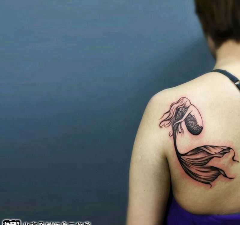 美人鱼纹身图片_背部欧美写实纹身图案