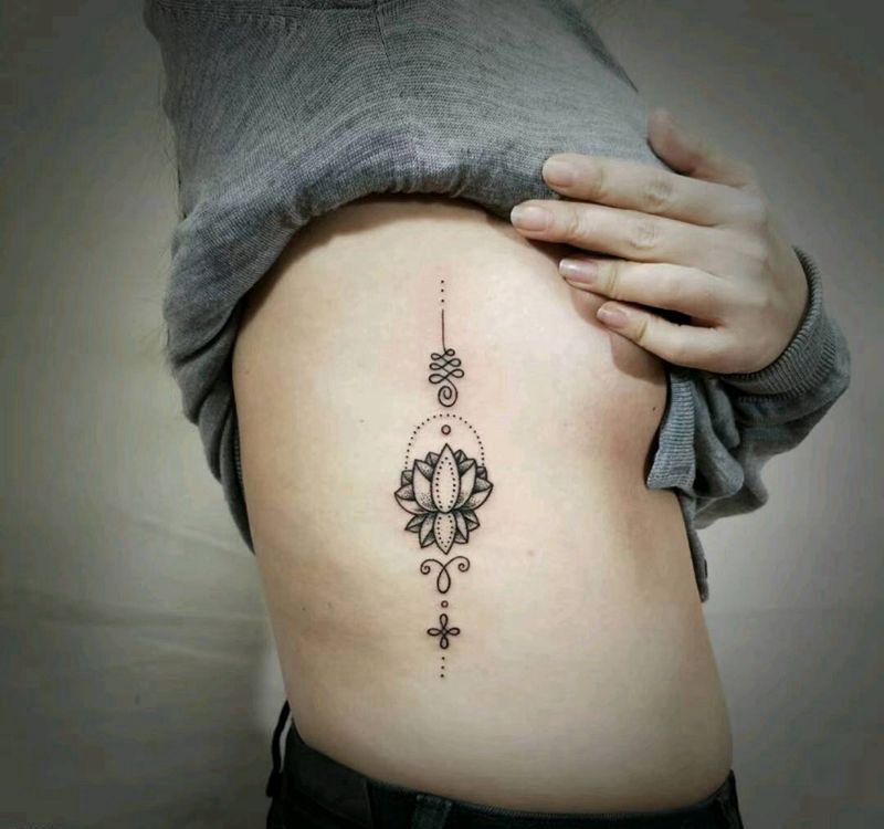 莲花纹身图片_腰部点刺几何纹身图案