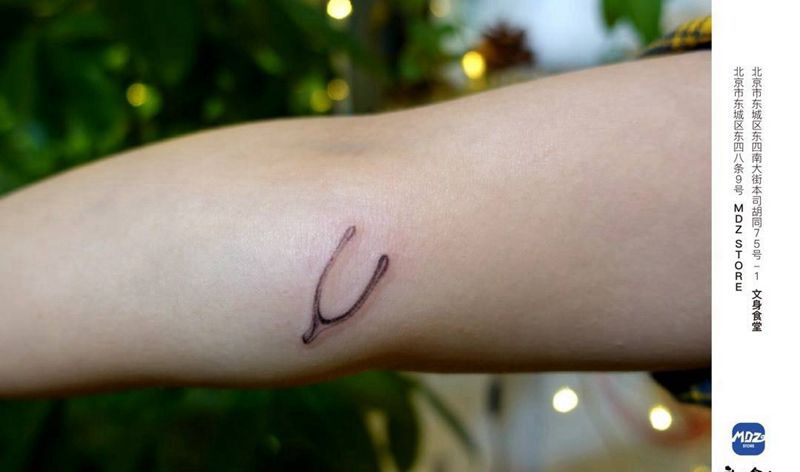 许愿骨纹身图片_手臂点刺纹身图案