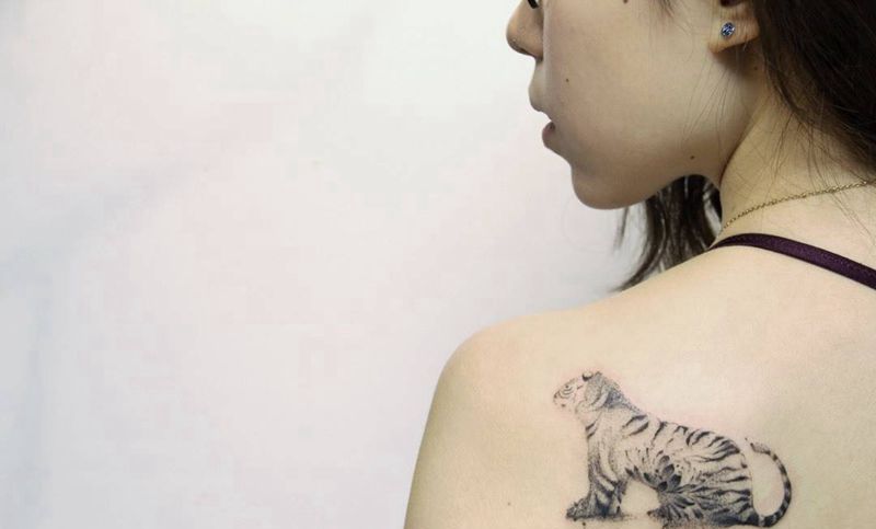 虎纹身图片_肩部水墨中国风纹身图案