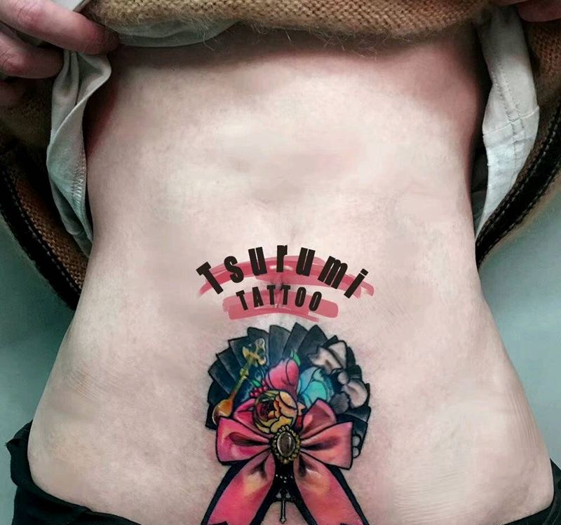 鹤见原创遮疤【金汤匙蝴蝶结】纹身图片_腹部清新写实静物原创成品纹身图案