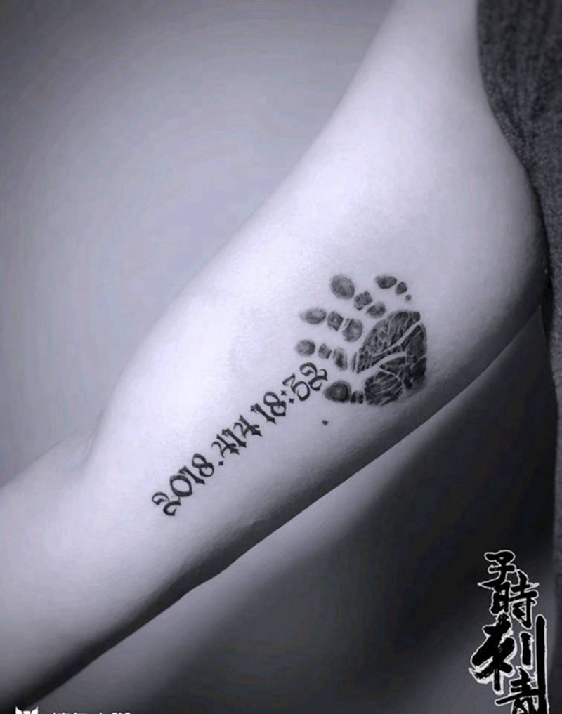 手印纹身图片_手臂欧美写实纹身图案