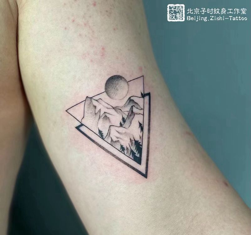 几何风景纹身图片_手臂几何夕阳山峰纹身图案