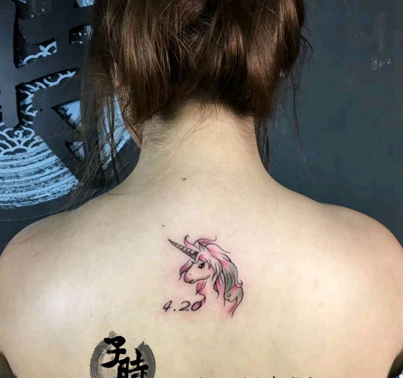 独角兽纹身图片_背部欧美原创成品纹身图案