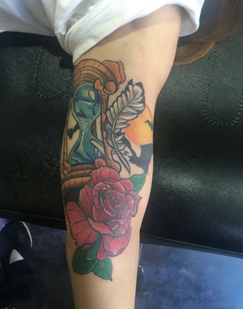 玫瑰 沙漏纹身图片_手臂成品原创纹身图案