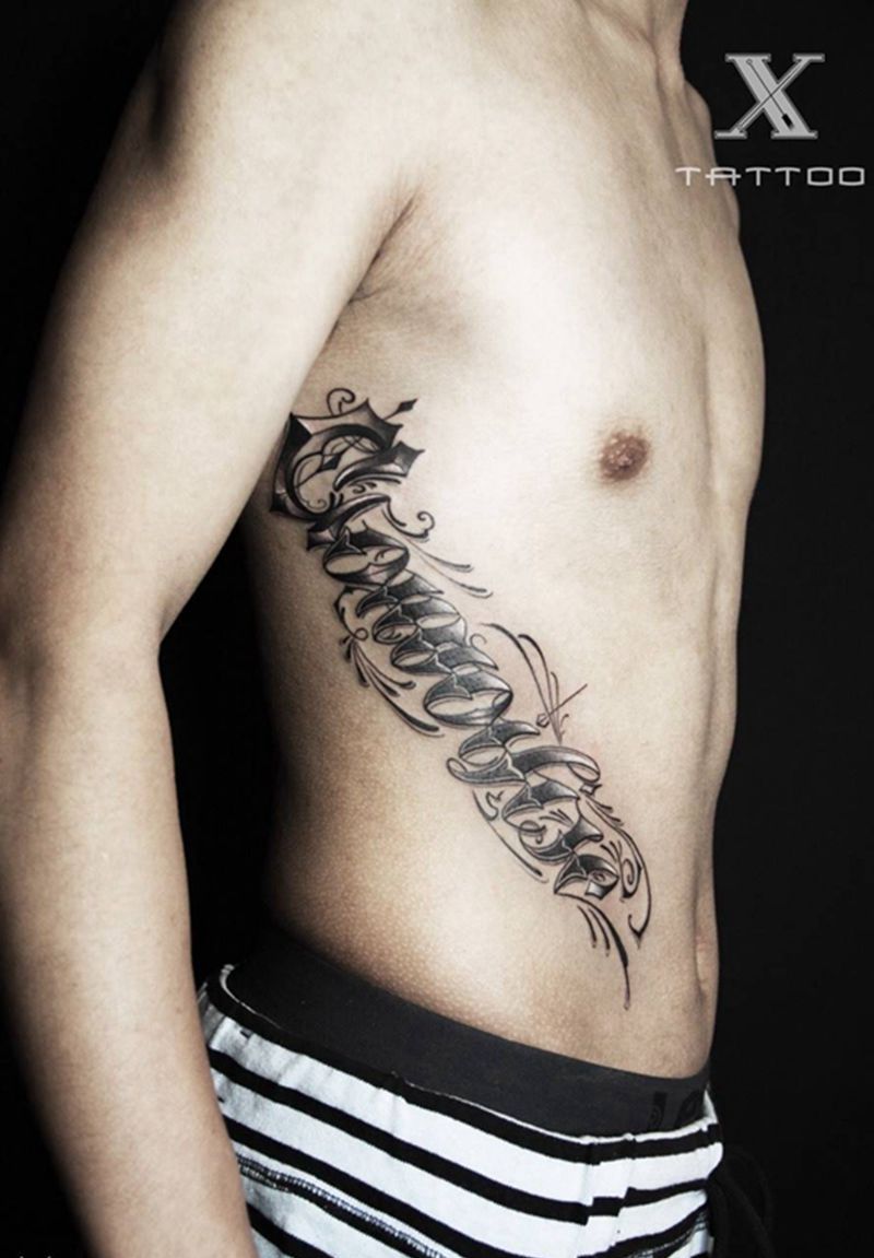 花艺体体体字纹身图片_成品腰部字符花体字纹身图案